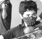 Menina tocando violino